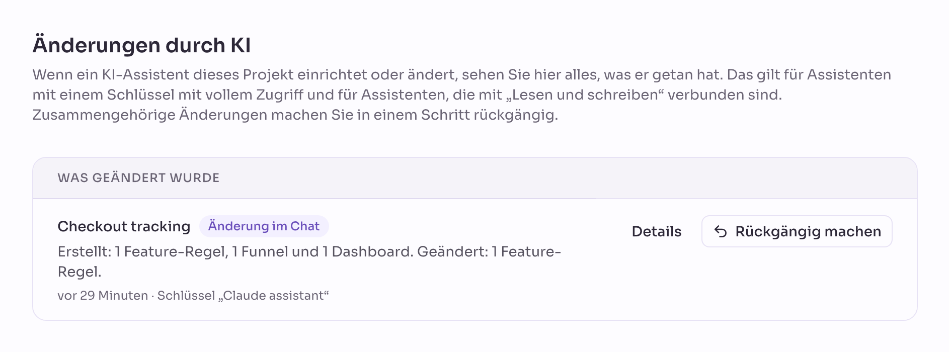 Die Seite Änderungen durch KI in den Einstellungen von Privatrak. Ein Lauf, „Checkout tracking“, mit dem Etikett „Änderung im Chat“. Die Zusammenfassung lautet: Erstellt: 1 Feature-Regel, 1 Funnel und 1 Dashboard. Geändert: 1 Feature-Regel. Darunter: vor 26 Minuten · Schlüssel „Claude assistant“. Rechts daneben stehen die Schaltflächen Details und Rückgängig machen.
